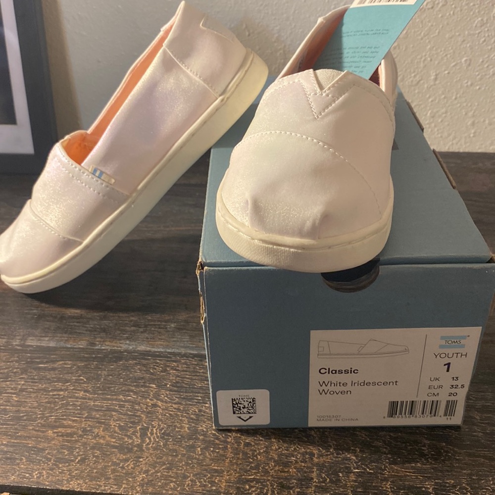 Kids Toms .. White Iridescent Woven….  Size 1 SOLD‼️